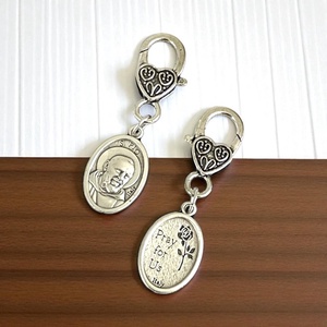 Szent Pio atya amulett kulcstartó táskadísz, Táska & Tok, Kulcstartó & Táskadísz, Kulcstartó, Ékszerkészítés, MESKA