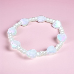 Színes vidám gyerek karkötő szivecskés fehér, Ékszer, Karkötő, Gyöngyös karkötő, Ékszerkészítés, Gyöngyfűzés, gyöngyhímzés, MESKA