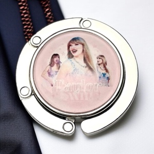 Taylor Swift képes mintás Táska Akasztó Táskaakasztó - táska & tok - kulcstartó & táskadísz - táskaakasztó - Meska.hu