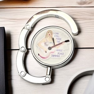 Taylor Swift képes mintás Táska Akasztó Táskaakasztó, Táska & Tok, Kulcstartó & Táskadísz, Táskaakasztó, Ékszerkészítés, Üvegművészet, MESKA