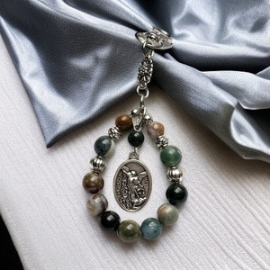 Mihály arkangyal Szent Mihály védelmező amulett kulcstartó indiai achát ásványgyöngyökből 5601984 - Meska.hu