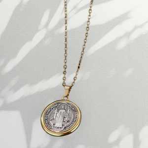 Arany színű Szent Benedek amulett medál talizmán arany színű nemesacél kapcsos láncon 5632534, Ékszer, Nyaklánc, Medálos nyaklánc, Ékszerkészítés, MESKA