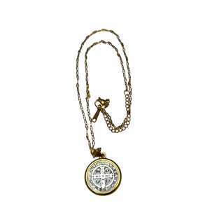 Arany színű Szent Benedek amulett medál talizmán arany színű nemesacél kapcsos láncon 5632534 - ékszer - nyaklánc - medálos nyaklánc - Meska.hu