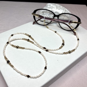 Elegáns nude barna bézs arany bronz színvilágú szemüveglánc csiszolt kristálygyöngyökből - ékszer - szemüveglánc - Meska.hu