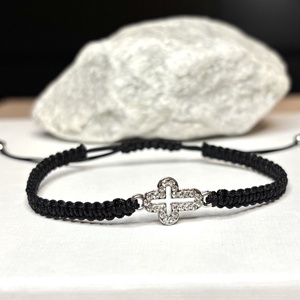 Csomózott makramé karkötő strasszköves kereszt medállal  - ékszer - karkötő - fonott karkötő - Meska.hu