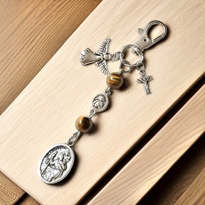 Szent Kristóf védelmező amulett kulcstartó táskadísz tigrisszem ásványgyöngyökből 5346498 - Meska.hu
