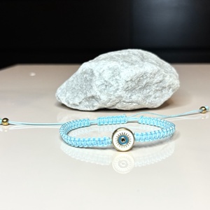 Világoskék csomózott makramé karkötő védő szem medállal 5674800 - ékszer - karkötő - fonott karkötő - Meska.hu