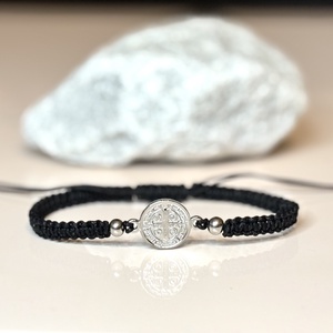 Szent Benedek nemesacél medálos állítható makramé karkötő - ékszer - karkötő - fonott karkötő - Meska.hu