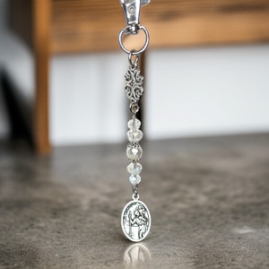 Szent Kristóf védelmező amulett kulcstartó fazettált kagylógyöngy és kristálygyöngyökből 5325982 - Meska.hu