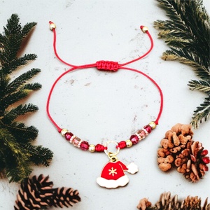 Karácsonyi mikulás sapkás csomózott makramé charm karkötő 5667352, Ékszer, Karkötő, Fonott karkötő, Ékszerkészítés, Csomózás, MESKA