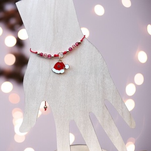 Karácsonyi mikulás sapkás csomózott makramé charm karkötő 5667352 - ékszer - karkötő - fonott karkötő - Meska.hu