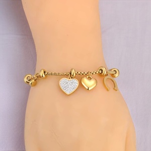 Elegáns aranyszínű nemesacél charm karkötő szív és patkó charmokkal, Ékszer, Karkötő, Karkötő medállal, , MESKA