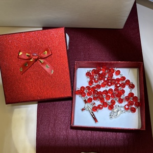 Csiszolt üvegkristály öttizedes rózsafüzér ajándékdobozzal piros, Otthon & Életmód, Vallás, Lánc & Füzér, Ékszerkészítés, MESKA