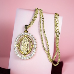 Arany színű Szűz Mária medál cirkónia kristályokkal láncon 5667963, Ékszer, Nyaklánc, Medálos nyaklánc, , MESKA