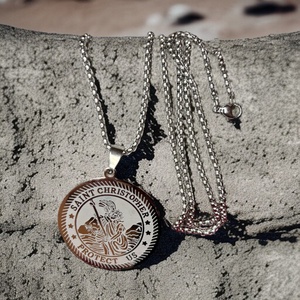 Ezüst színű Szent Kristóf nemesacél medál védelmező amulett talizmán ezüst színű nemesacél kapcsos láncon  - Meska.hu