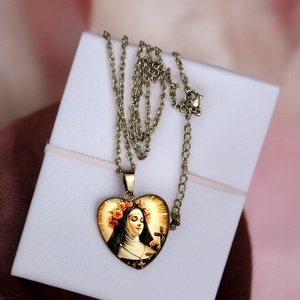 Szív alakú üveglencsés Szent Rita medál nemesacél láncon ajándékdobozban, Ékszer, Nyaklánc, Medálos nyaklánc, Ékszerkészítés, MESKA