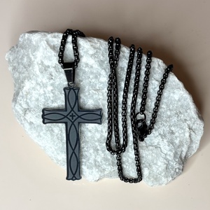 Fekete nemesacél lézergravírozott mintás kereszt medálos nyaklánc amulett ajándékdobozban 5673038, Ékszer, Nyaklánc, Medálos nyaklánc, , MESKA