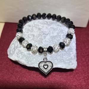 Fekete üvegkristály gyöngykarkötő szív charm medállal 15 cm, Ékszer, Karkötő, Gyöngyös karkötő, Gyöngyfűzés, gyöngyhímzés, MESKA