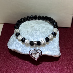 Fekete üvegkristály gyöngykarkötő szív charm medállal 16 cm, Ékszer, Karkötő, Gyöngyös karkötő, Gyöngyfűzés, gyöngyhímzés, MESKA