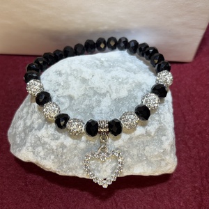 Fekete üvegkristály gyöngykarkötő szív charm medállal 16 cm-es, Ékszer, Karkötő, Gyöngyös karkötő, Gyöngyfűzés, gyöngyhímzés, MESKA