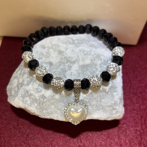 Fekete üvegkristály gyöngykarkötő szív charm medállal 16 cm-es - Meska.hu