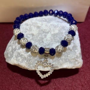 Sötétkék üvegkristály gyöngykarkötő szív charm medállal 16,5 cm-es - Meska.hu