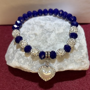 Sötétkék üvegkristály gyöngykarkötő szív charm medállal 15 cm-es - Meska.hu