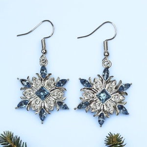 Karácsonyi hópehely kék kristály lógó fülbevaló, Ékszer, Fülbevaló, Lógó fülbevaló, Ékszerkészítés, MESKA