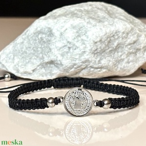 Szent Benedek nemesacél medálos állítható makramé karkötő 5674007 - Meska.hu