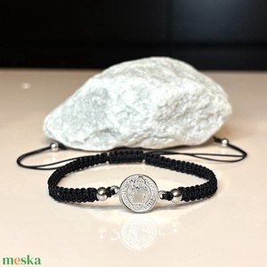 Szent Benedek nemesacél medálos állítható makramé karkötő 5674003 - ékszer - karkötő - fonott karkötő - Meska.hu