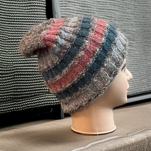 Kézzel kötött csíkos mintás női slouchy sapka egyedi darab - ruha & divat - sál, sapka, kendő - sapka - Meska.hu