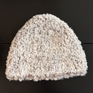 Szőrme hatású meleg kötött női sapka tini méret szürkés színekben egyedi darab - ruha & divat - sál, sapka, kendő - sapka - Meska.hu