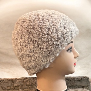Szőrme hatású meleg kötött női sapka tini méret szürkés színekben egyedi darab - ruha & divat - sál, sapka, kendő - sapka - Meska.hu