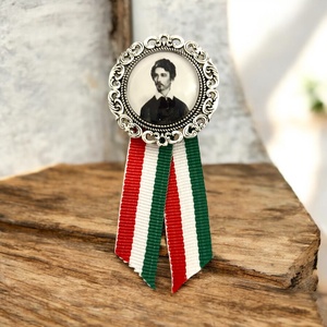 Üveglencsés kokárda Petőfi arcképével - Meska.hu