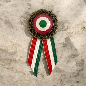 Üveglencsés kokárda március 15 5727035, Ékszer, Kitűző és Bross, Ékszerkészítés, Üvegművészet, MESKA