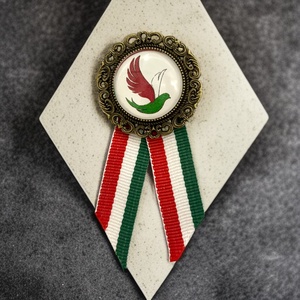 Üveglencsés kokárda március 15 madár szabadság 5727036, Ékszer, Kitűző és Bross, Ékszerkészítés, Üvegművészet, Ez az egyedi, üveglencsés kokárda méltó és stílusos kiegészítő nemzeti ünnepeink alkalmára. A dísze..., MESKA
