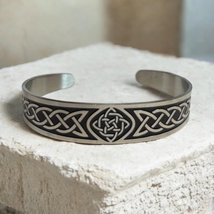 Kelta csomó mintás nemesacél karkötő karperec ajándékdobozzal (ezüst) 5673017, Ékszer, Karkötő, Karperec, , MESKA