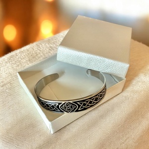 Kelta csomó mintás nemesacél karkötő karperec ajándékdobozzal (ezüst) 5726855 - ékszer - karkötő - karperec - Meska.hu