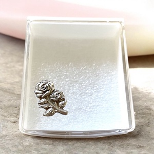 Műanyag rózsafüzértartó, fém rózsa díszítéssel 5726974 - Meska.hu