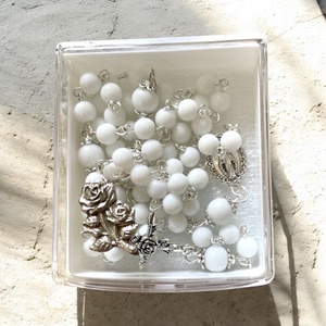 Műanyag rózsafüzértartó, fém rózsa díszítéssel 5726974 - ékszer - ékszertartó - ékszerdoboz - Meska.hu