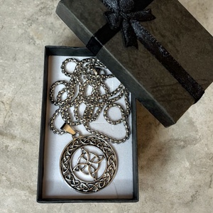 Védelmező Kelta csomó medál nemesacél kapcsos láncon ajándékdobozzal 5726883 - ékszer - nyaklánc - medálos nyaklánc - Meska.hu