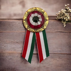 Üveglencsés kokárda antik arany 5727046 - Meska.hu