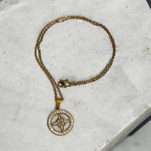 Nemesacél kelta csomó szimbólum cirkónia kristályokkal medálos nyaklánc ajándékdobozzal  - ékszer - nyaklánc - medálos nyaklánc - Meska.hu