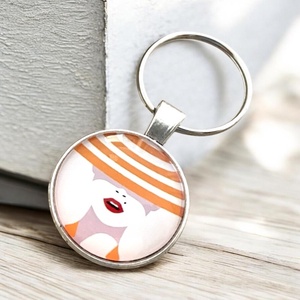 Üveglencsés fém kulcstartó - Retro csajos 1 db elérhető 5727023, Táska & Tok, Kulcstartó & Táskadísz, Kulcstartó, Ékszerkészítés, MESKA