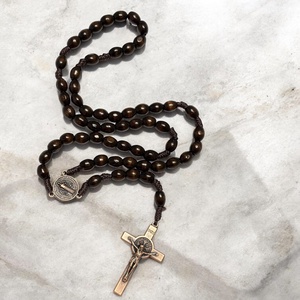 Fa rózsafüzér ovális fa gyöngyökből sötétbarna  - Meska.hu