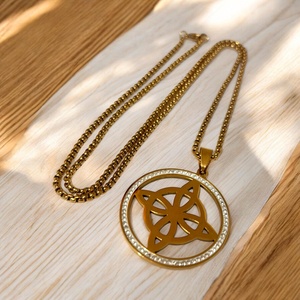 Nemesacél kerek kelta csomó szimbólum cirkónia kristályokkal medálos nyaklánc ajándékdobozzal  - Meska.hu