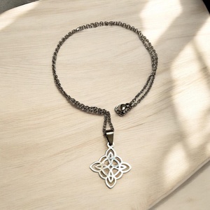 Nemesacél kelta csomó szimbólum medálos nyaklánc ajándékdobozzal ezüst - ékszer - nyaklánc - medálos nyaklánc - Meska.hu