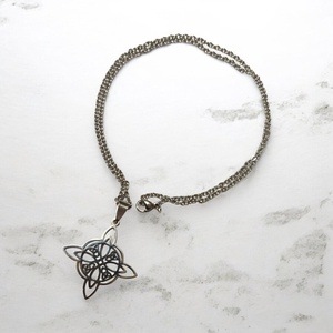 Nemesacél kelta csomó szimbólum medálos nyaklánc ajándékdobozzal ezüstszínű - ékszer - nyaklánc - medálos nyaklánc - Meska.hu