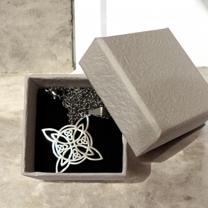 Nemesacél kelta csomó szimbólum medálos nyaklánc ajándékdobozzal ezüstszínű - ékszer - nyaklánc - medálos nyaklánc - Meska.hu