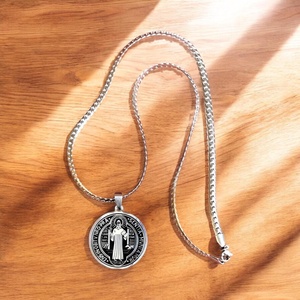 Ezüst színű férfi kétoldalas nemesacél Szent Benedek medál nemesacél láncon ajándékdobozzal, Ékszer, Nyaklánc, Medálos nyaklánc, , MESKA
